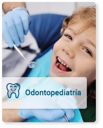 Especialista en odontopediatría atendiendo a niño en clínica dental