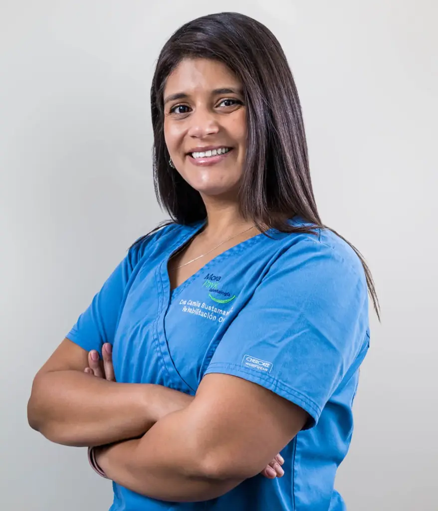 Dra. Camila Bustamante, especialista en Rehabilitación Oral, Clínica Dental MoraPavic