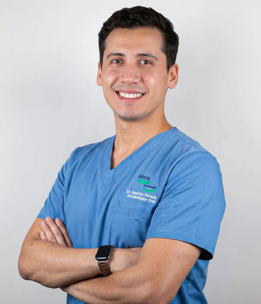Dr. Bastián Parada, especialista en rehabilitación oral estética.