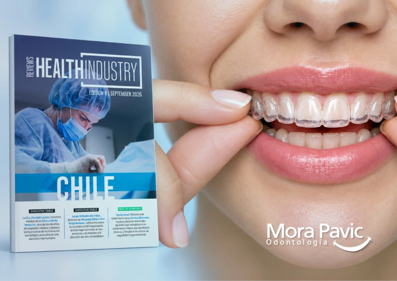 Sonrisa con alineador transparente junto a la portada de Health Industry Reviews Chile, edición de septiembre de 2026.